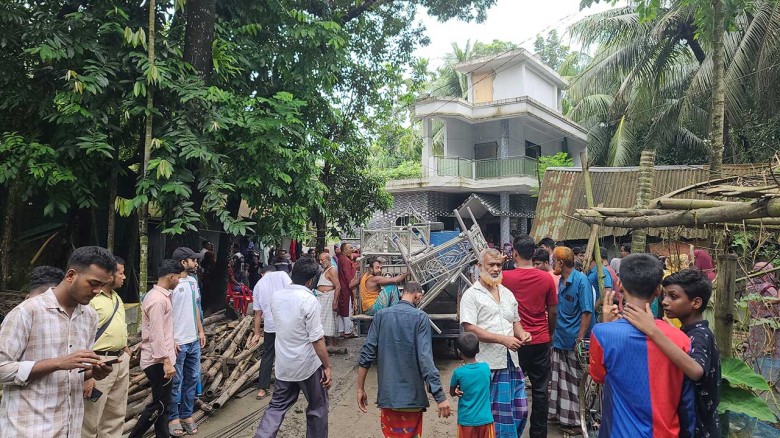 নোয়াখালীতে সড়ক দুর্ঘটনায় প্রবাসফেরত পরিবারের ৭ জনের মৃত্যু